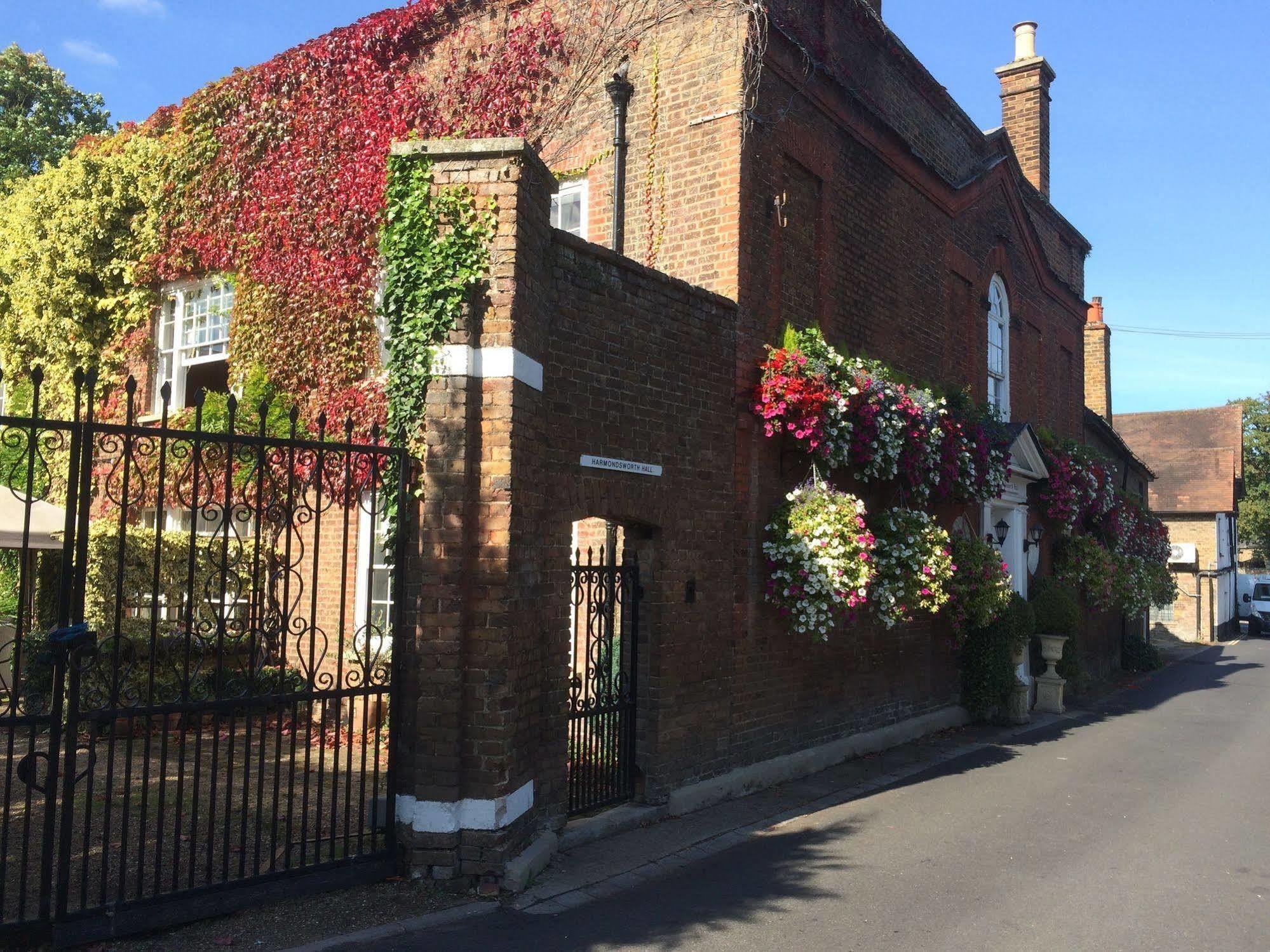 Harmondsworth Hall Guest House West Drayton  Экстерьер фото